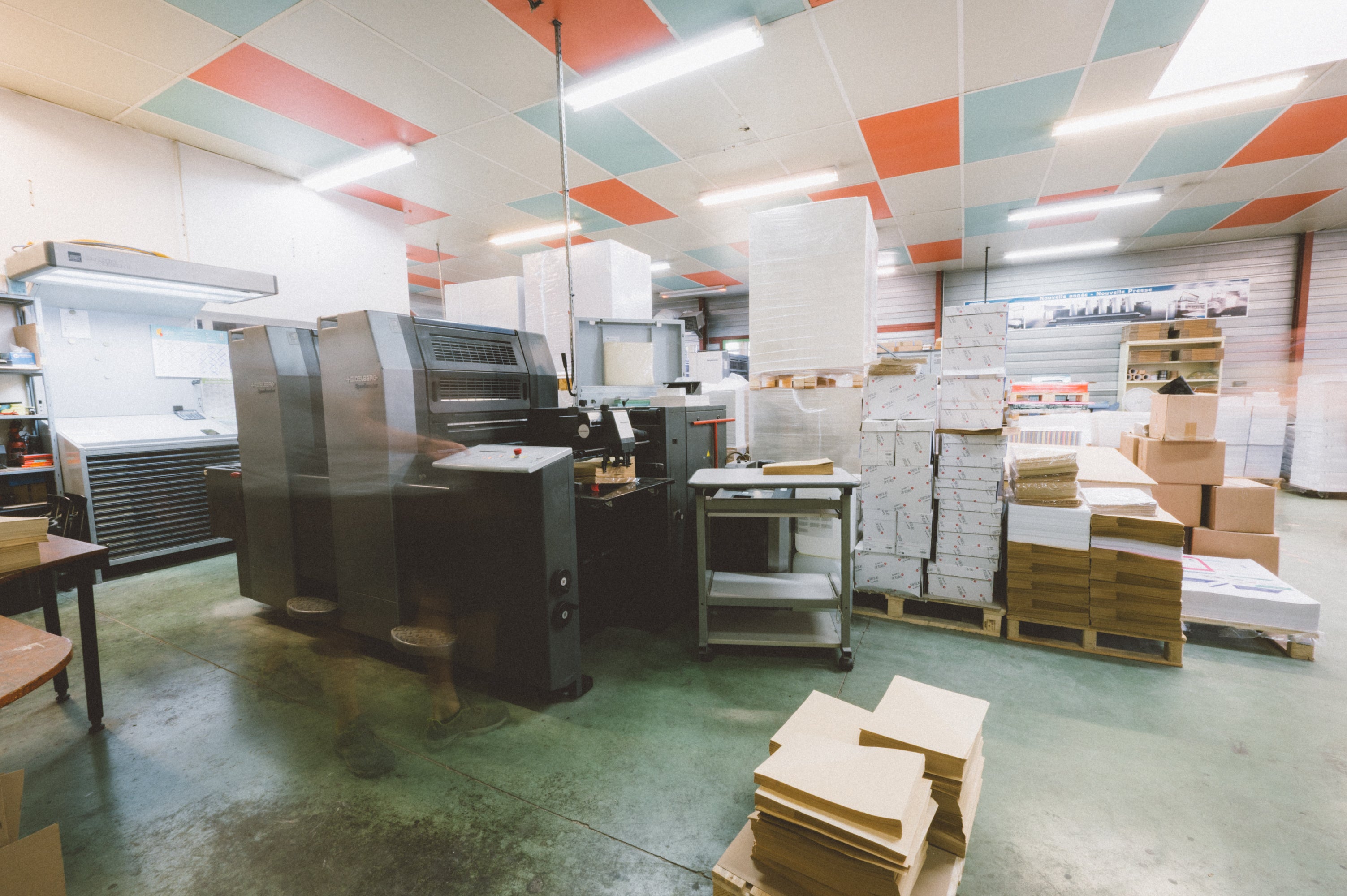 Presse offset dans l'atelier Abéradère