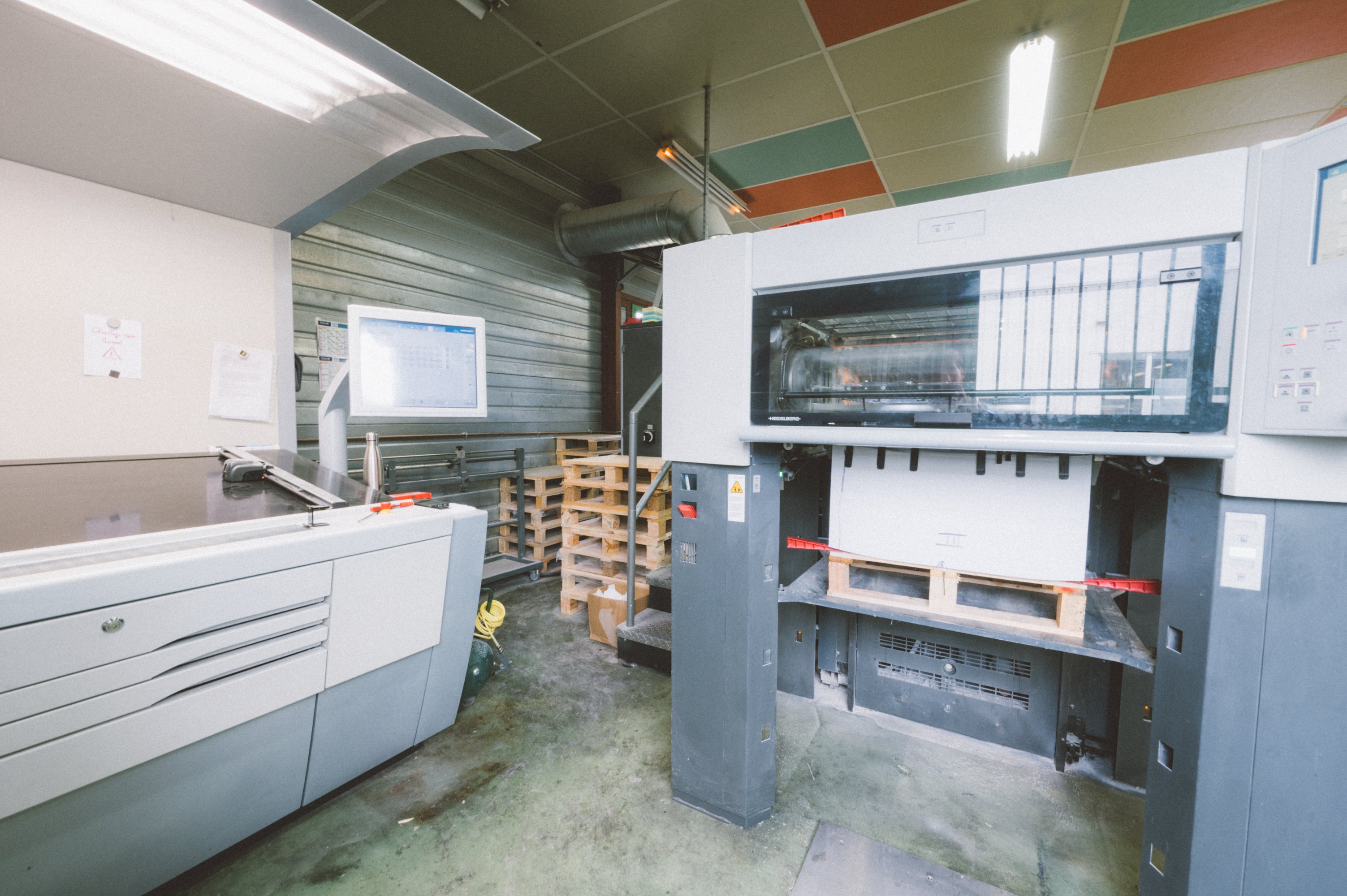 Presse offset dans l'atelier Abéradère